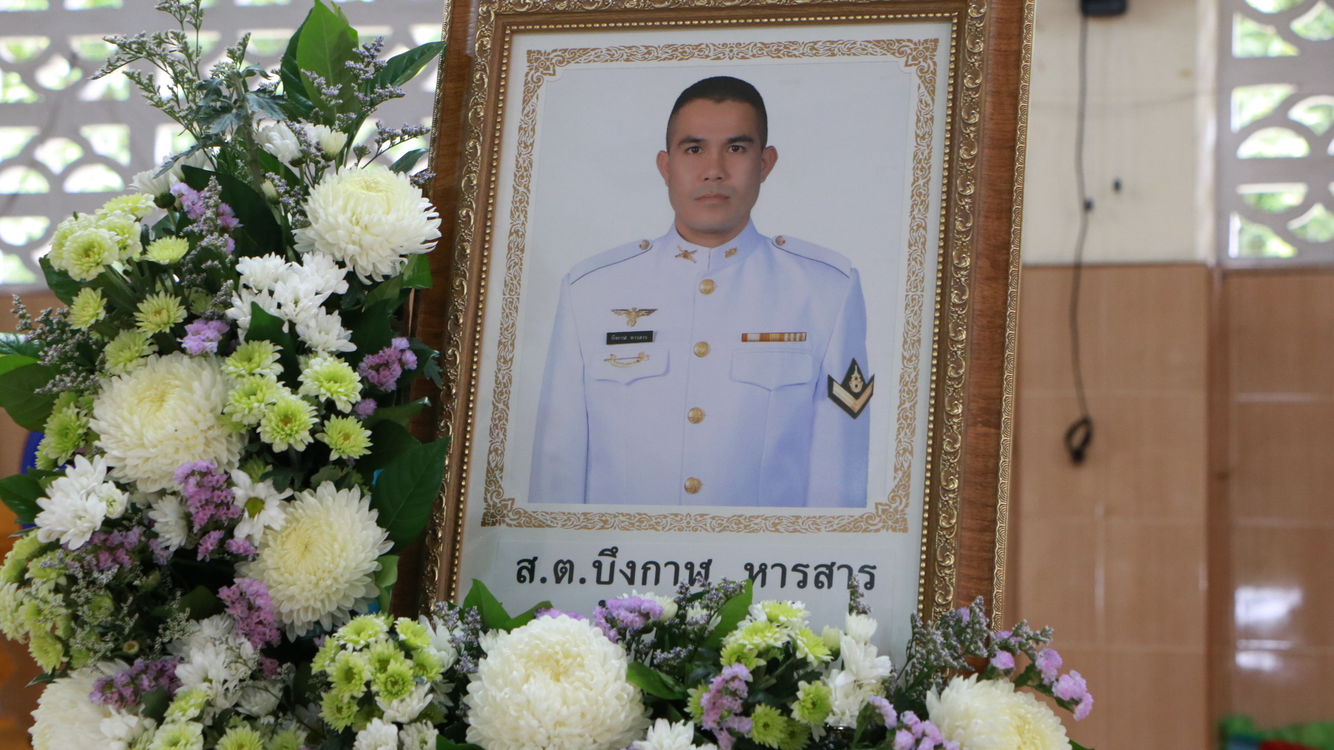 รองแม่ทัพภาค 4 รดน้ำศพทหารพรานพลีชีพที่ระแงะ ด้าน จนท.กดดันไล่ล่าอย่างหนักก่อนคุมตัวน้องชายแกนนำสอบเครียด