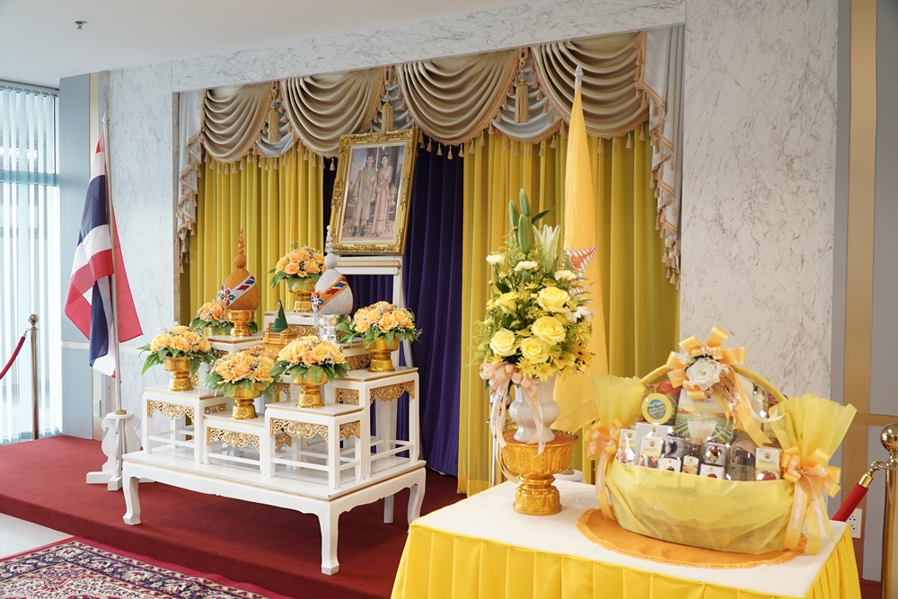 "ในหลวง"ทรงพระกรุณา โปรดเกล้าฯให้ ผวจ.ยะลา เชิญดอกไม้และตะกร้าสิ่งของพระราชทานมอบแก่อาสาสมัครทหารพรานที่ได้รับบาดเจ็บจากเหตุคนร้ายลอบวางระเบิด