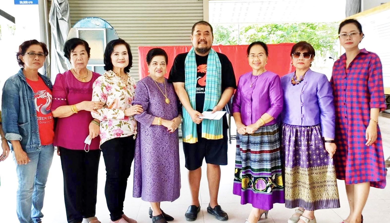  “สส.เซ้ม” นำชาวบ้านร่วมถวายโลงเย็นให้กับวัดต่าง ๆ ใน เขตหัวหิน-ปราณบุรี  