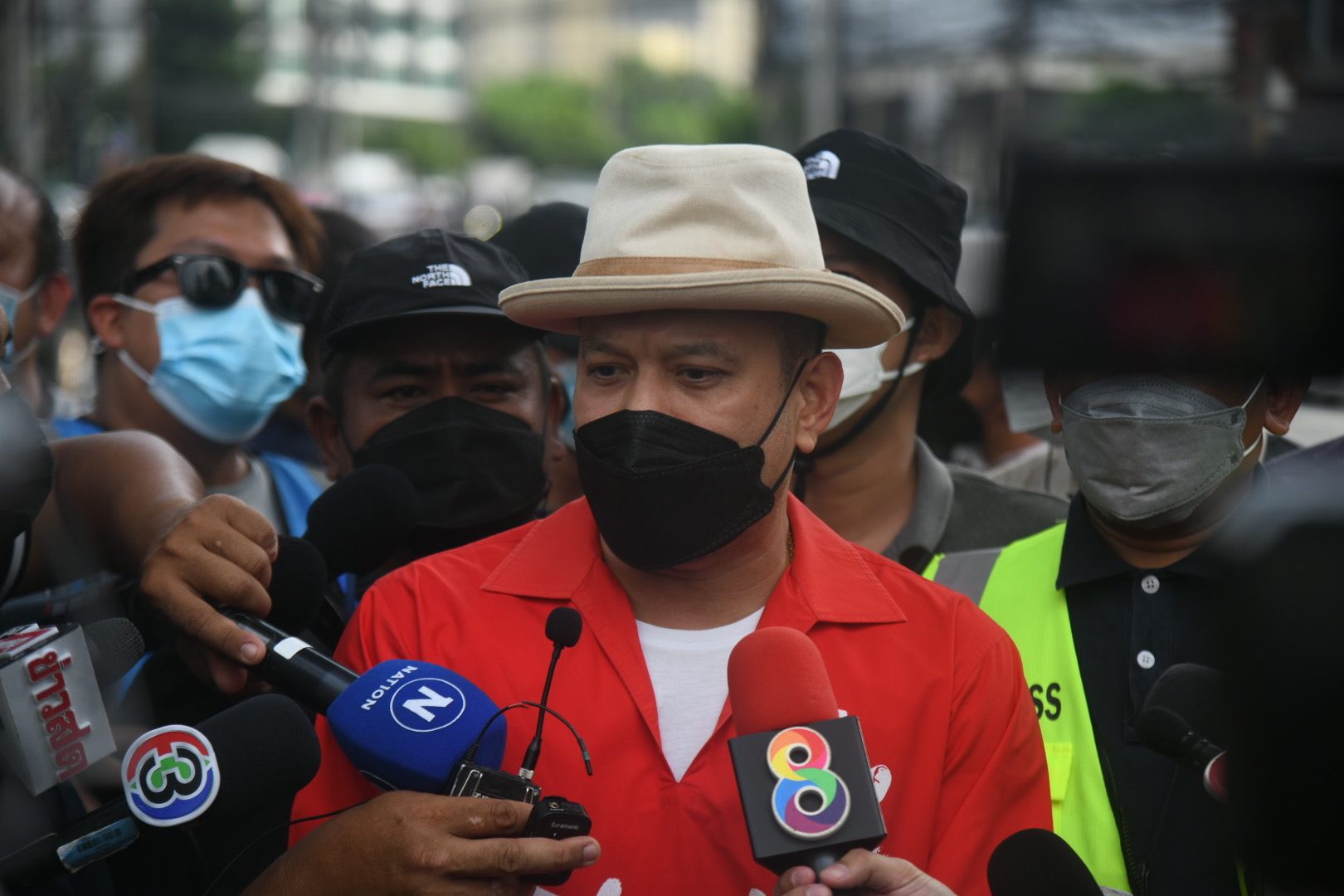  "ณัฐวุฒิ-บก.ลายจุด" ปราศรัยขับไล่นายกฯแยกอโศก 