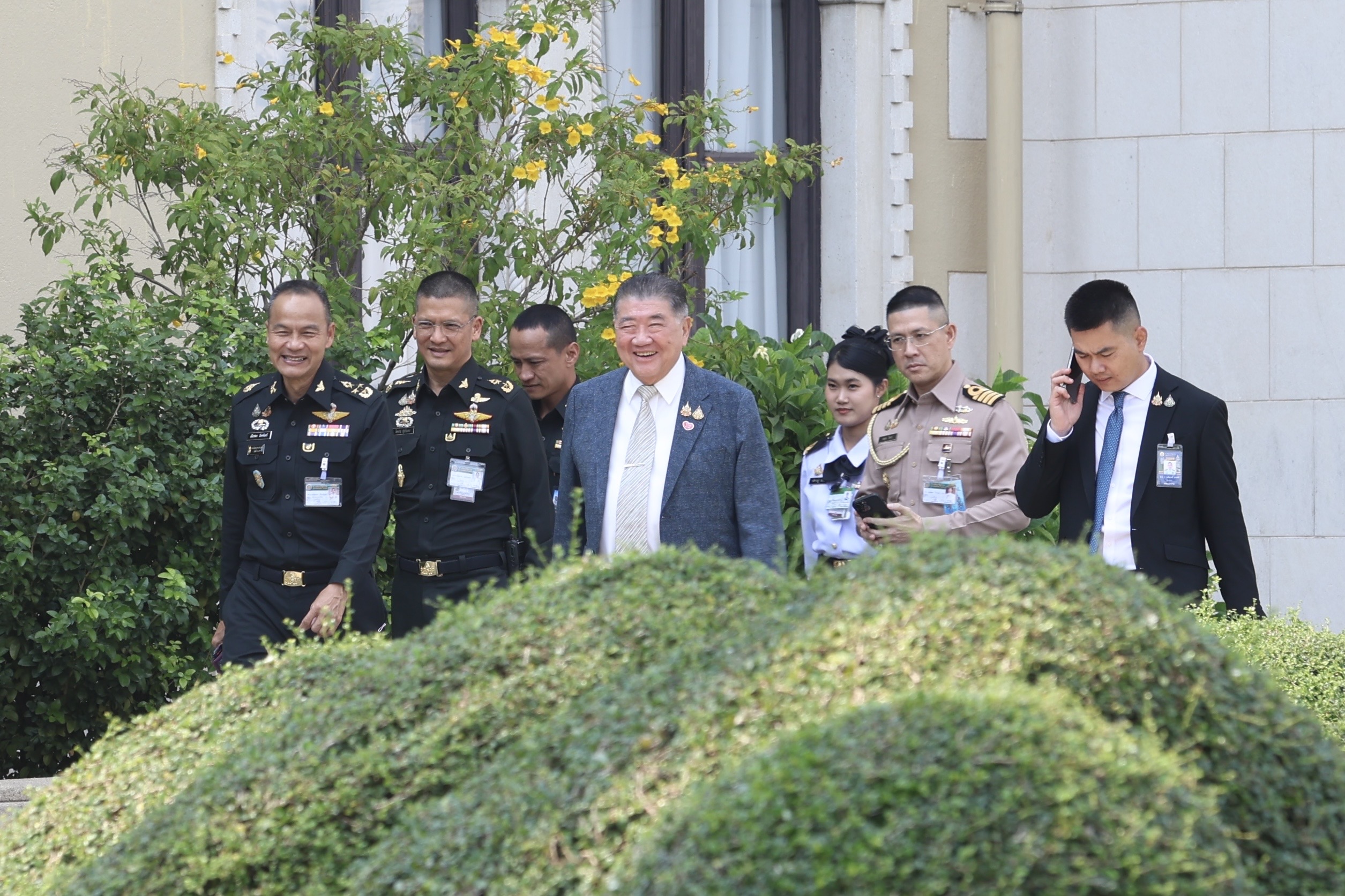 ถกด่วน ! "นายกฯ" เรียก "บิ๊กอ้วน-ผบ.เหล่าทัพ" ขึ้นตึกไทยฯ คาดติดตามสถานการณ์ชายแดนไทย-เมียนมา 