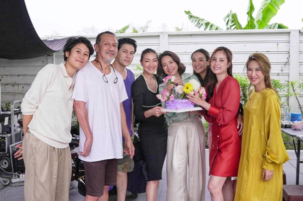 “โดนัท” แฮปปี้ถูกเซอร์ไพร์สวันเกิดในกองซีรีส์ “HANGOUT”
