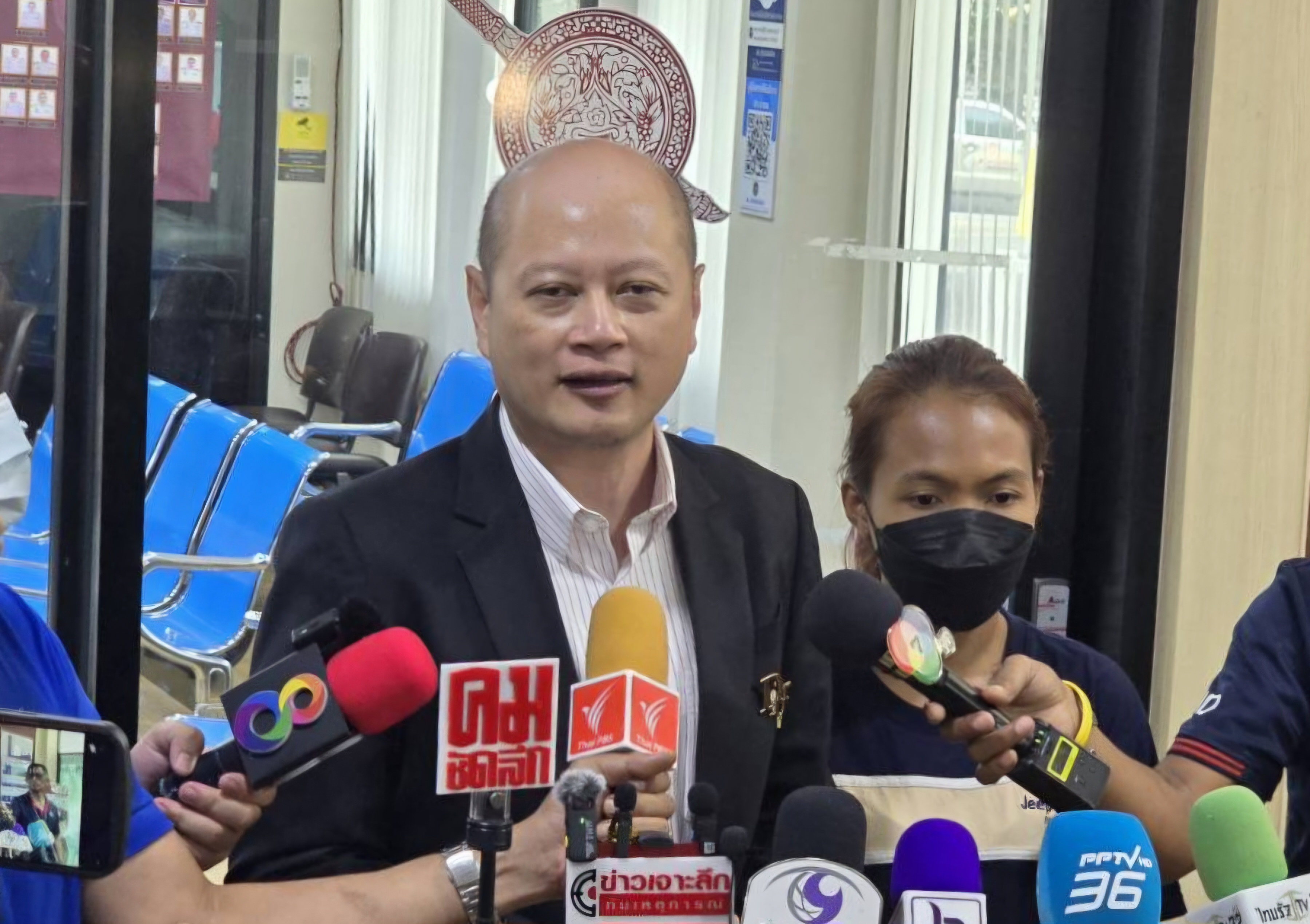 “ทนายรัชพล” พาแม่และเด็ก 14 สอบปากคำหลังเเจ้ง 6 ข้อหา “หมอเหรียญทอง”