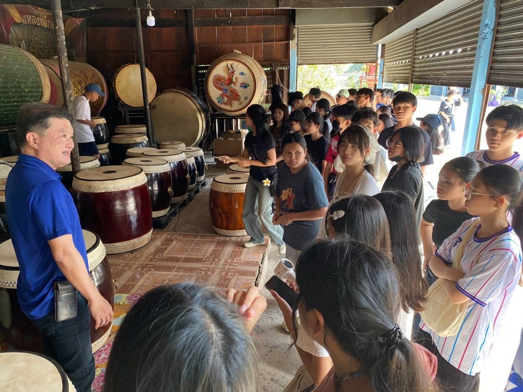 นักเรียน ร.ร.เตรียมอุดมศึกษาน้อมเกล้า ศึกษาการทำกลองตำบลเอกราช อ่างทอง