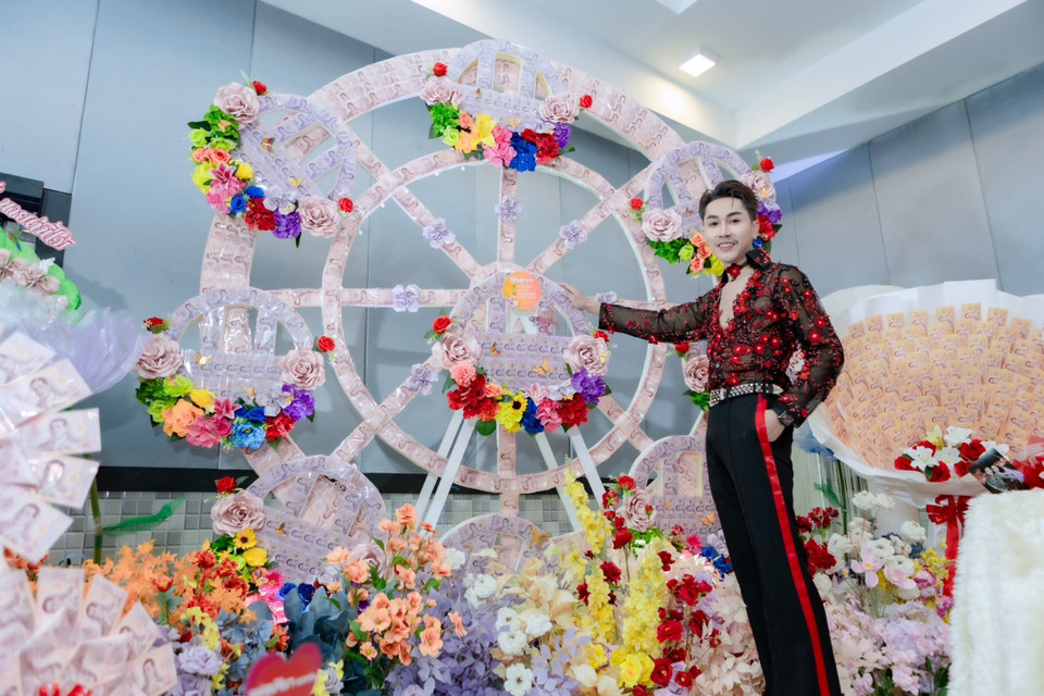แฟนคลับจัดใหญ่! “ตรี ชัยณรงค์” ฉลองวันเกิดสุดอลัง ได้มาลัยเงิน “ชิงช้าสวรรค์หมุนได้” ปังทั่วโซเชียล