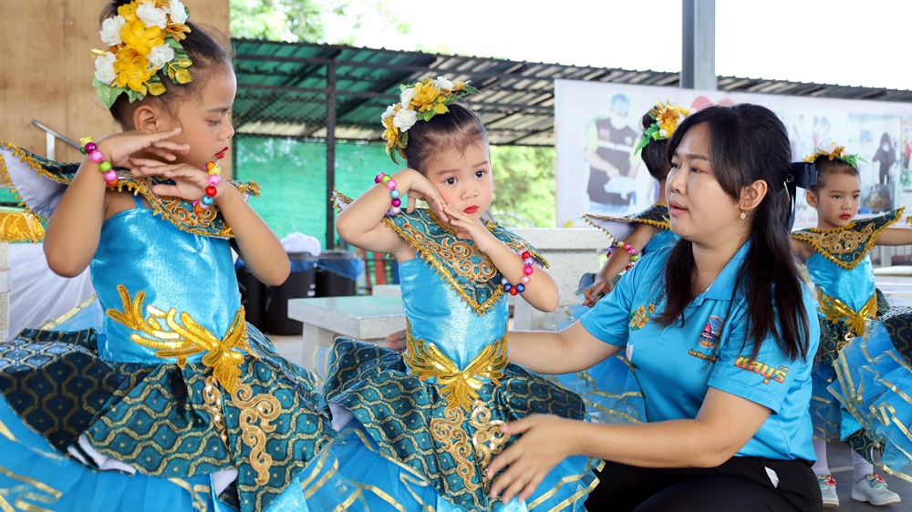 วันแม่เกล็ดแก้ว งานนี้จำท่าไม่ได้ให้รู้ไป เมื่อครูส่งน้องๆ เต้น ก็สอนเต้นหน้าเวทีไปเลยสิ