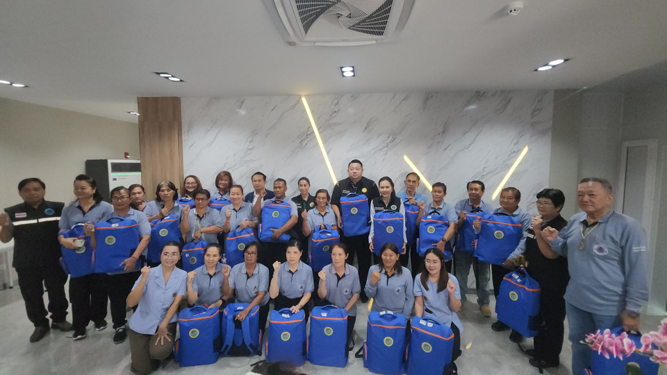 อบจ.ปทุมธานี-ทม.คลองหลวง ติดอาวุธ อสม.มอบชุดตรวจสุขภาพ เสริมทัพดูแลชุมชนเชิงรุก 