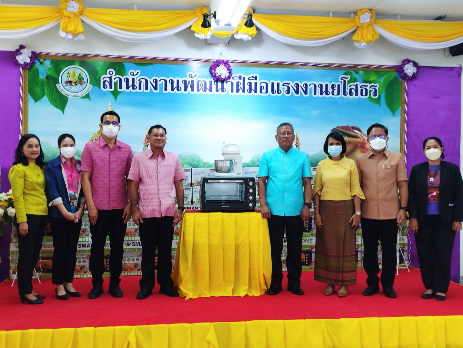 ผู้ว่าฯยโสธร มอบวุฒิบัตร-อุปกรณ์ทำขนม หนุนประชาชนประกอบอาชีพ สร้างรายได้ยั่งยืน