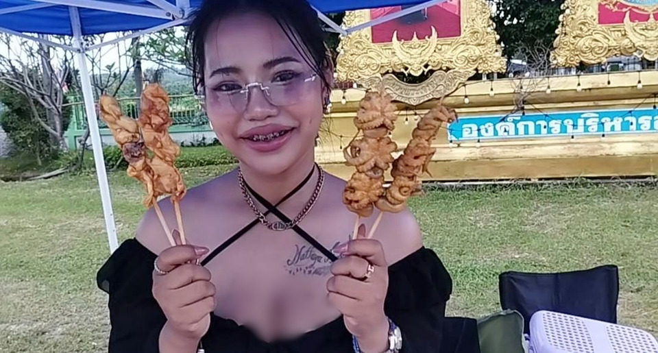 สาวโสดสู้ชีวิตขายหมึกย่างไม้ละ 10 น้ำจิ้มเด็ด ลูกค้าตรึม ประกาศหาหนุ่มคู่ใจมาช่วยเสียบหมึก