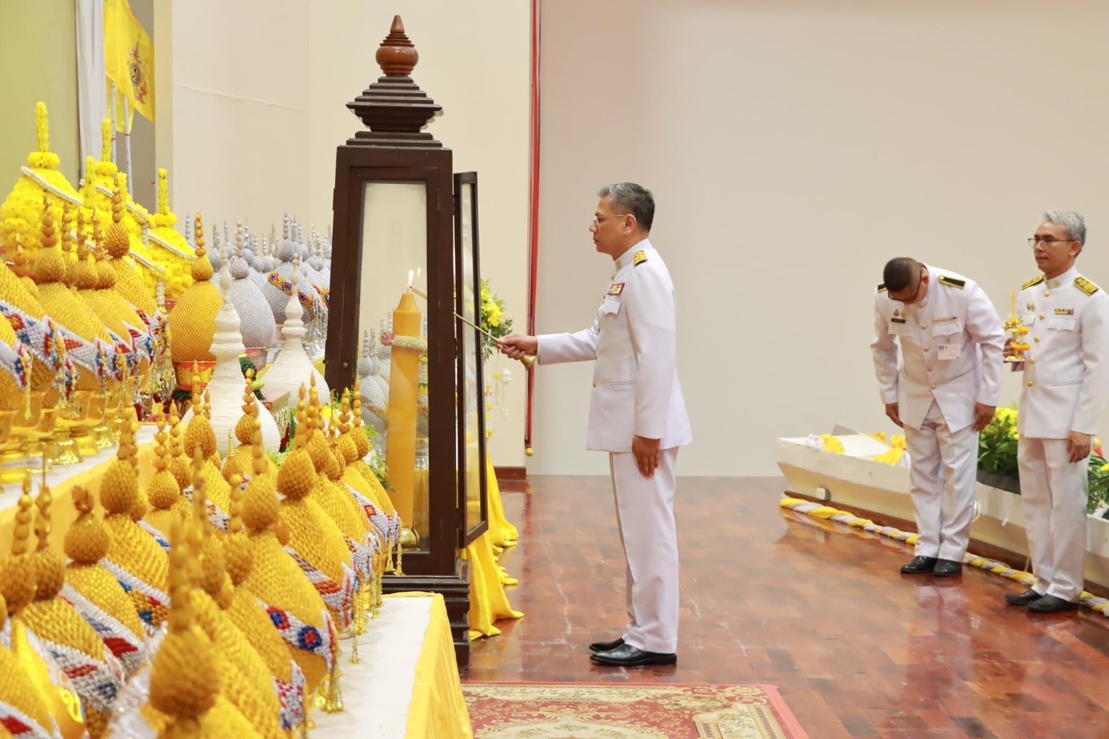 มุกดาหารถวายเครื่องราชสักการะวางพานพุ่มและจุดเทียนถวายพระพรชัยมงคลในหลวงเฉลิมพระชนมพรรษา 6 รอบ  