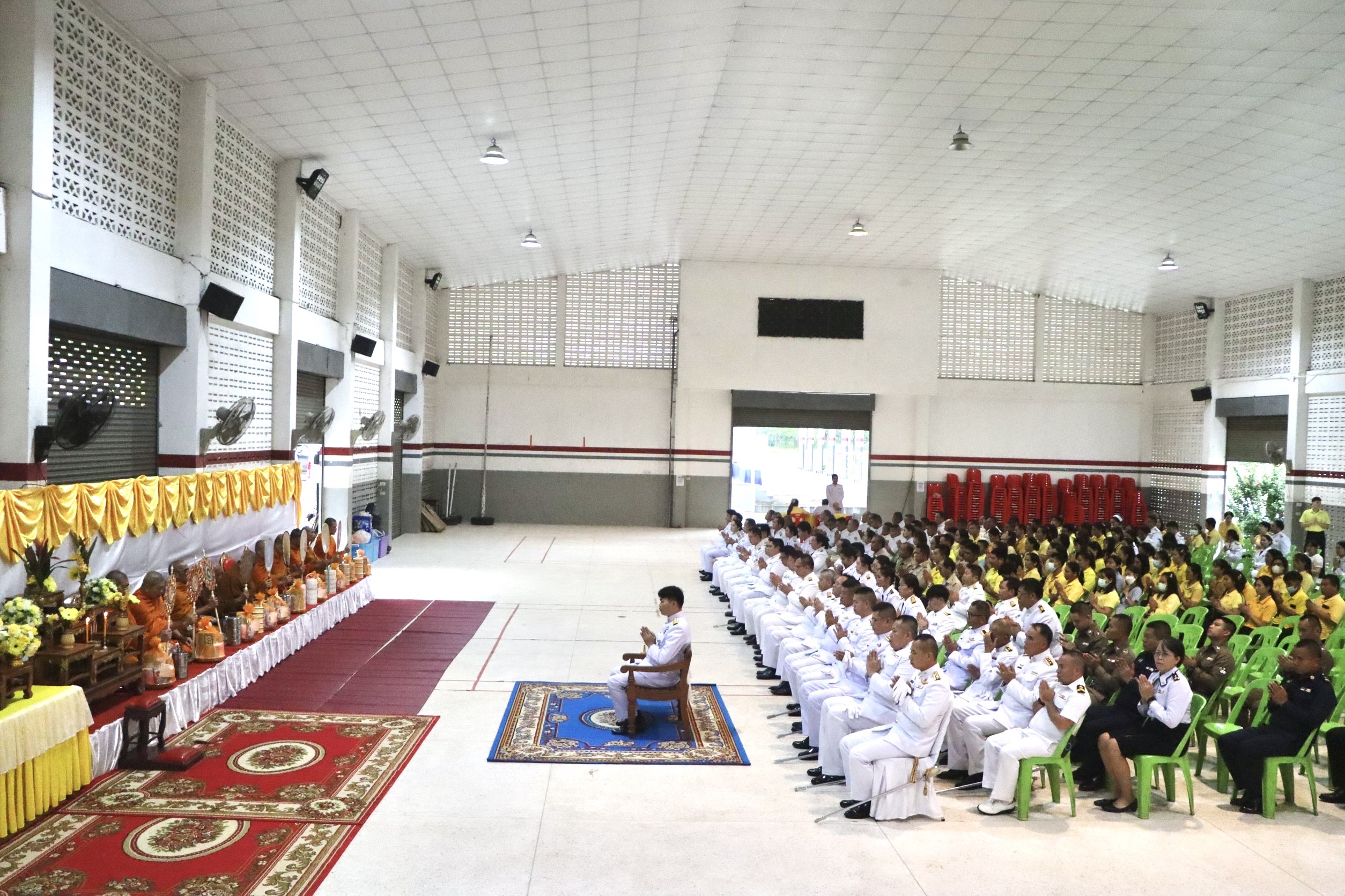 นพค.36 ทำบุญตักบาตรพระสงฆ์สามเณรถวายสัตย์ปฏิญาณเพื่อเป็นข้าราชการที่ดีเนื่องในวันเฉลิมพระชนมพรรษา