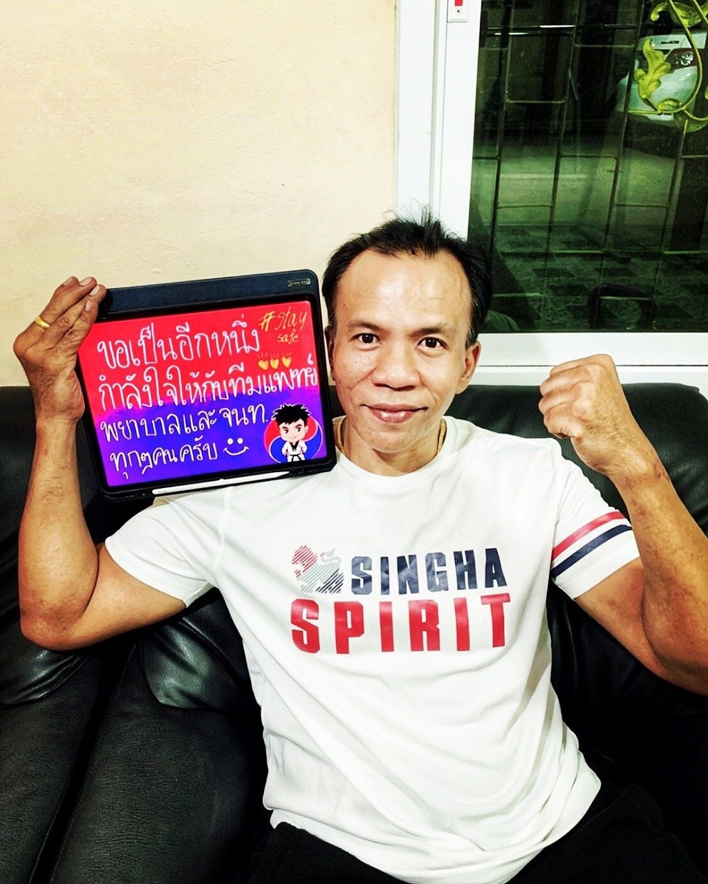 ปทุมธานี เด็กๆนักกีฬาเทควันโดถ่ายรูปโพสต์ให้กำลังทีมแพทย์และรณรงค์อยู่บ้านเพื่อชาติ 	
