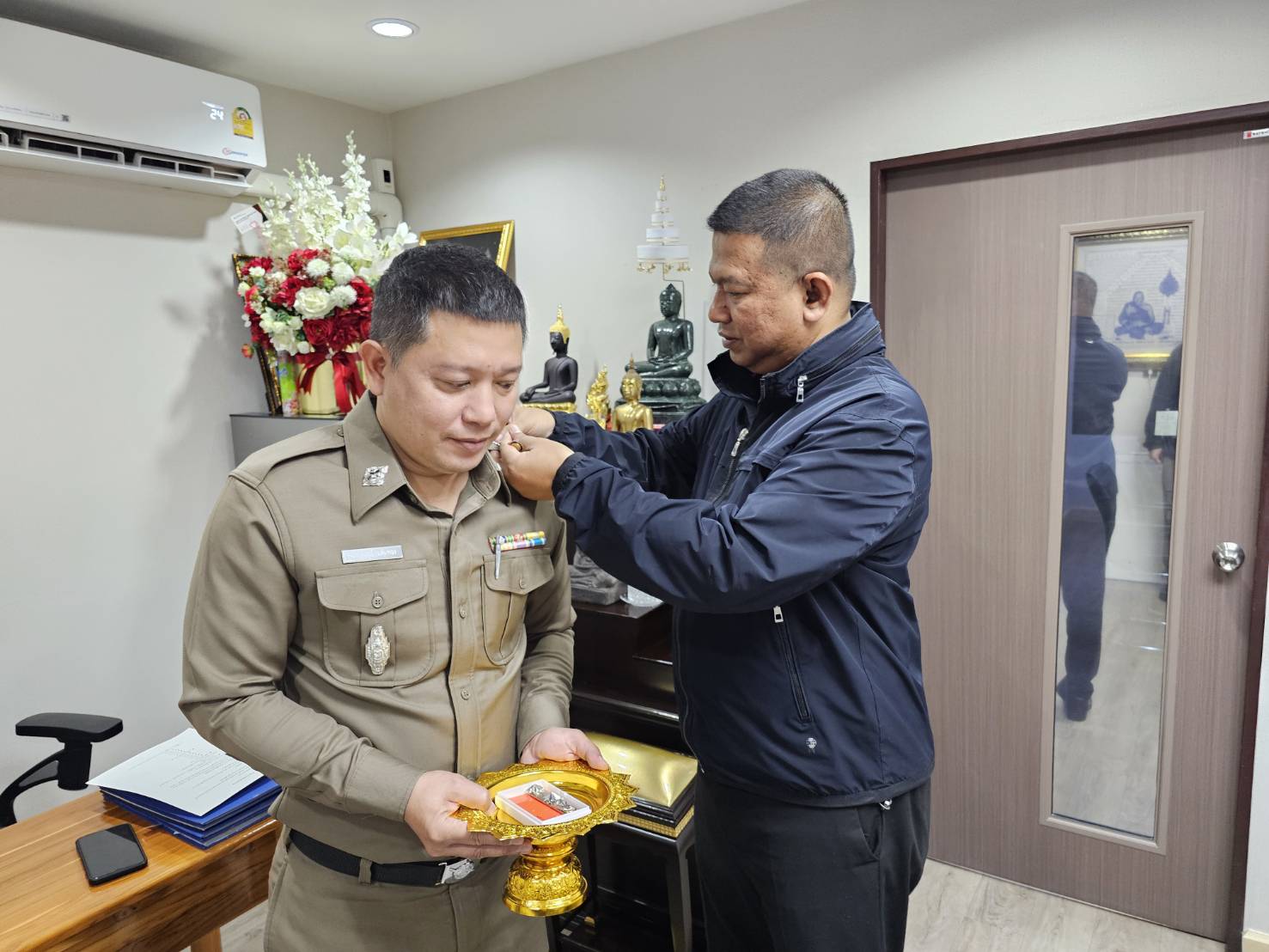 รองผู้บัญชาการตำรวจนครบาล ประดับยศว่าที่ พ.ต.ท.ให้แก่ข้าราชการตำรวจ