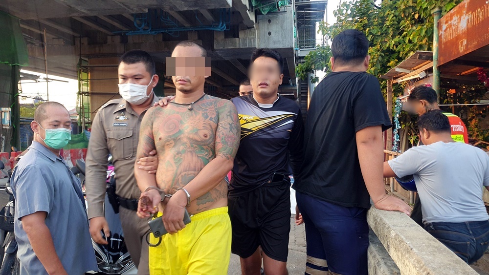 ตร.รวบหนุ่มป่วยจิต ติดอีเอ็มข้อเท้า ใช้อาวุธมีดแทง รปภ.ดับคาที่