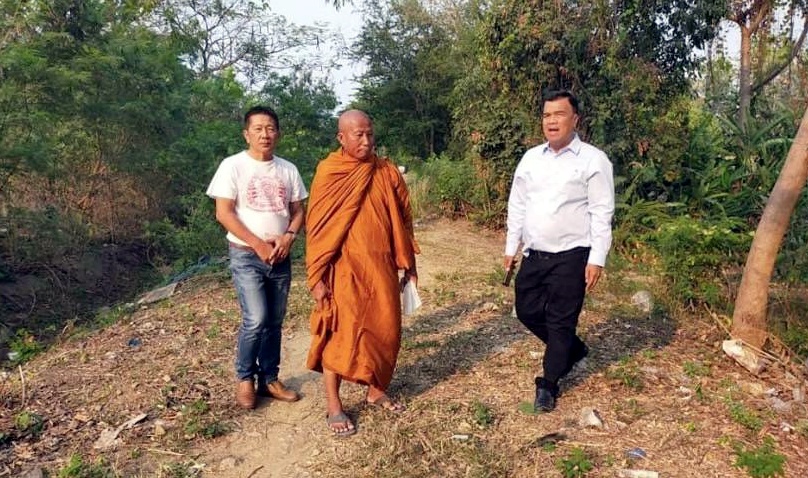พระอาจารย์เชาว์ ชวนปัญโญ ดูพื้นที่สร้างสถานที่ตั้งจุดพำนักศาลบริวารช้าง ม้า ใก้ลวงเวียนใหญ่พระเจ้าตาก