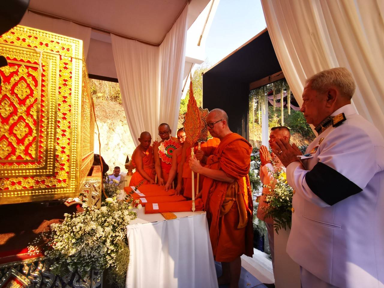 ประธานองคมนตรี องคมนตรี และข้าราชการชั้นผู้ใหญ่ หน่วยราชการในพระองค์ เป็นประธานในพิธีพระราชทานเพลิงศพ เจ้าหน้าที่ และประชาชนที่เสียชีวิตจากเหตุการณ์คนร้ายกราดยิงในพื้นที่จังหวัดนครราชสีมา