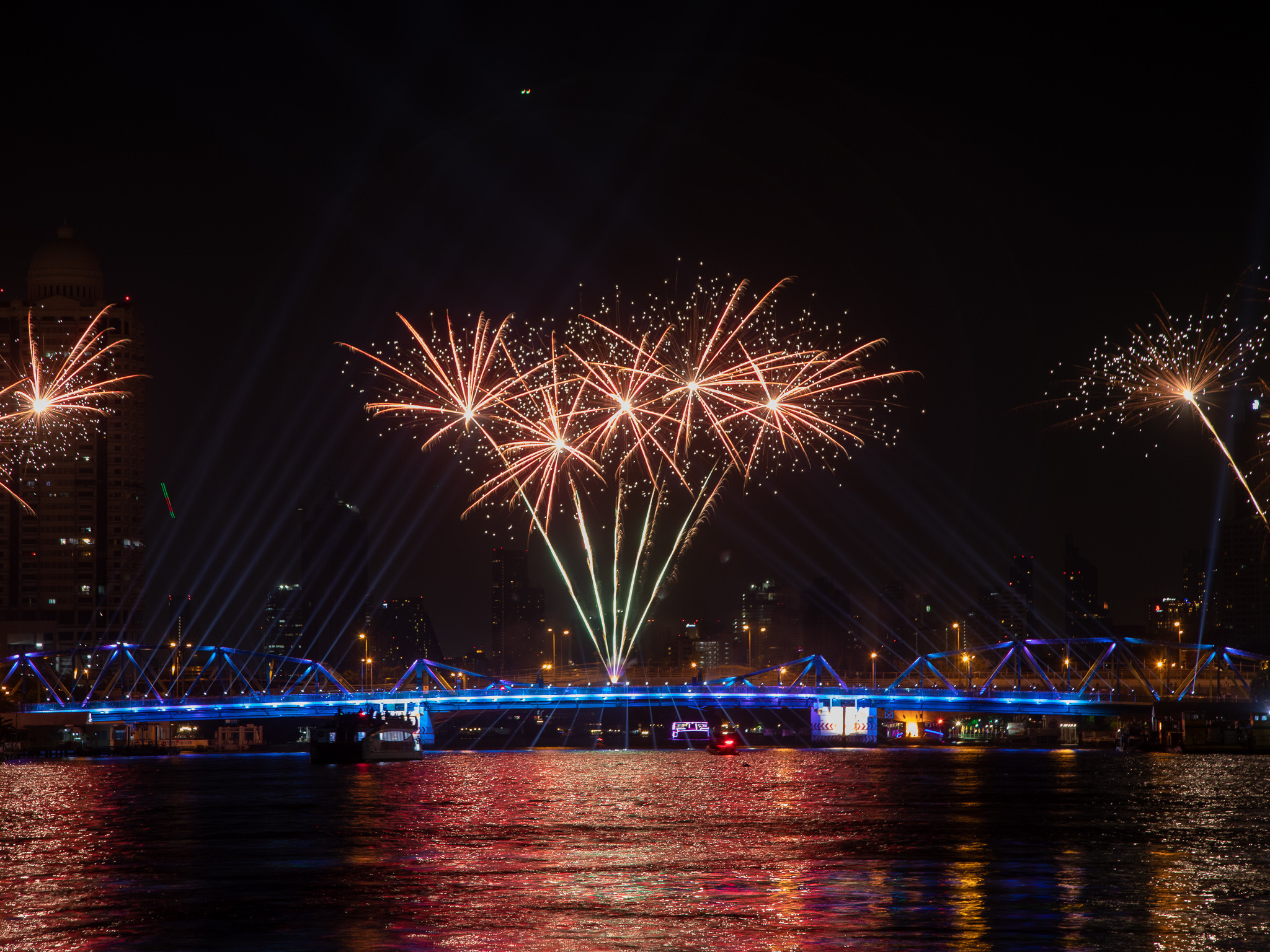 ททท. จัดแสดงแสงสี สร้างสีสันให้แม่น้ำเจ้าพระยา ต้อนรับการประชุมสุดยอดผู้นำเอเปค