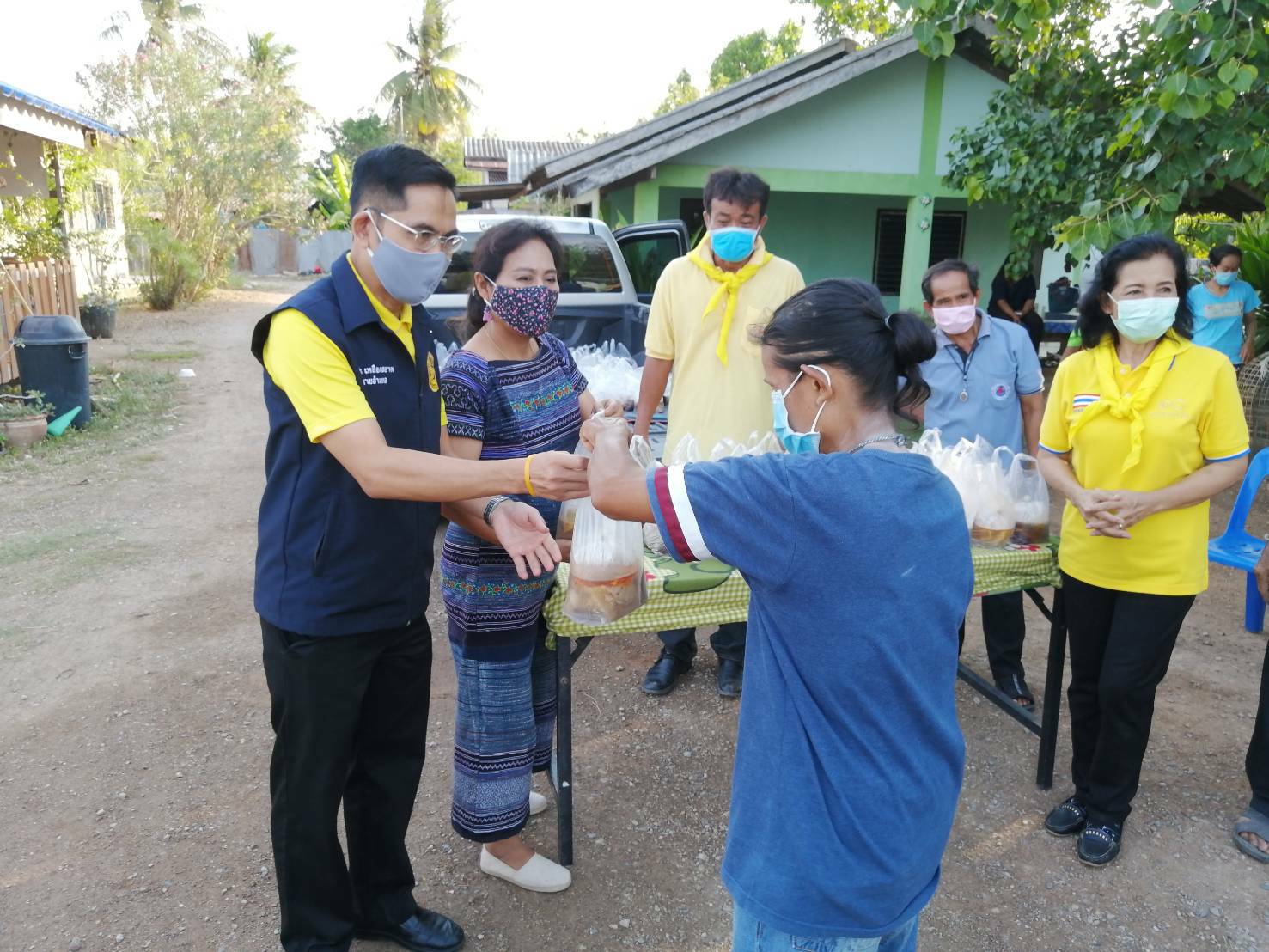 พี่น้องชาวกาญจนบุรี เริ่มคลายความอดอยาก นอภ.ท่าม่วง เดินสายตรวจเข้มโรงครัวชุมชน