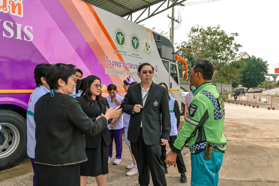 สธ.ส่งรถฟอกไตเคลื่อนที่ ช่วยผู้ป่วยไตฝ่าน้ำท่วม ทีมแพทย์เสริมกำลังเต็มสูบดูแลต่อเนื่อง