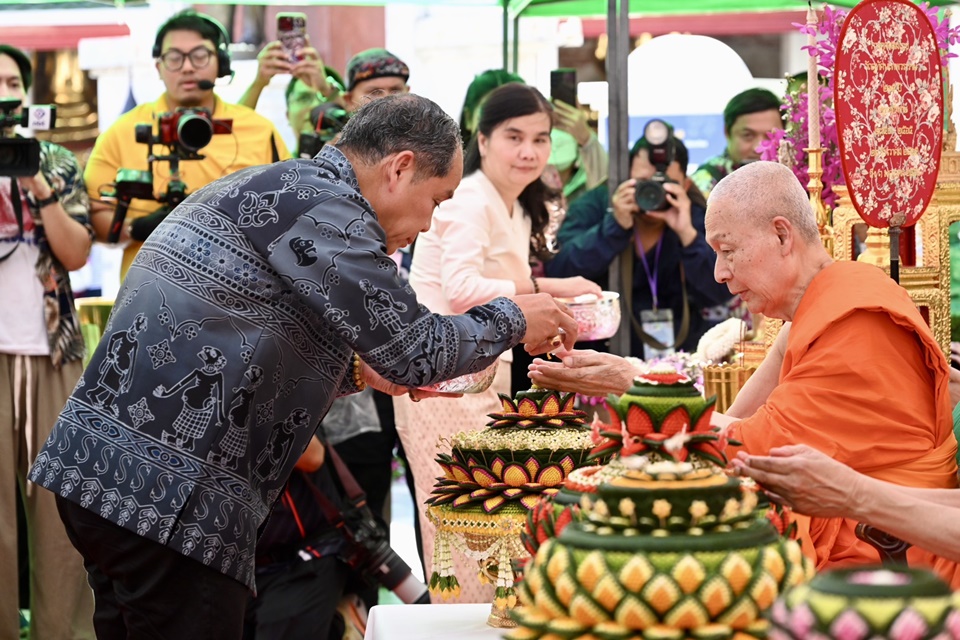 สืบสานประเพณีสงกรานต์วิถีไทไทยสุขไกลทั่วโลก