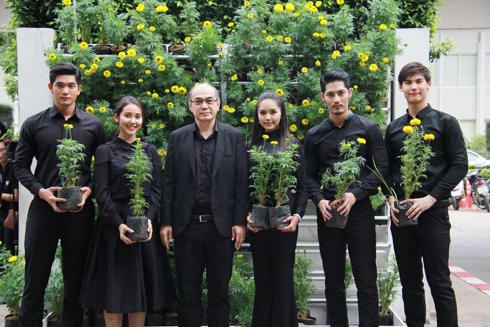 7 สี รวมใจรำลึกถึงในหลวงรัชกาลที่ 9 ตกแต่งดอกดาวเรืองบานสะพรั่งทั่วทั้งสถานีฯ