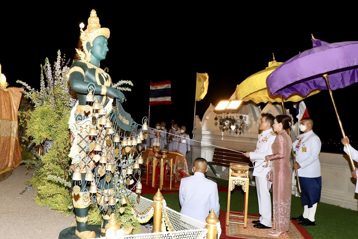 "ในหลวง-พระราชินี" เสด็จฯ ทรงสักการะพระบรมสารีริกธาตุภูเขาทอง เนื่องในโอกาสครบ 240 ปีกรุงรัตนโกสินทร์
