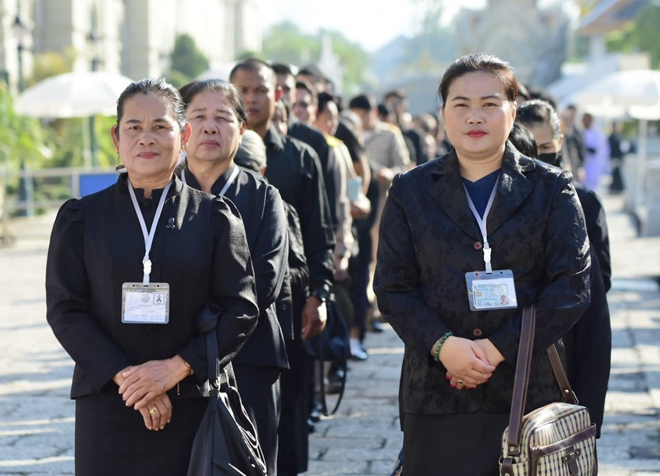 “พสกนิกร” หลั่งไหลเข้ากราบถวายบังคมพระบรมศพ “พระพันปีหลวง” ยอดสะสมทะลุ 1.86 แสนคน