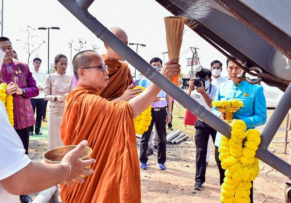 พระเกจิดังอธิฐานจิต ก่อนยกโครงเหล็กส่วนหัว "องค์พญาศรีสุทโธนาคราช" คาดเสร็จสมบูรณ์ปลายปีนี้