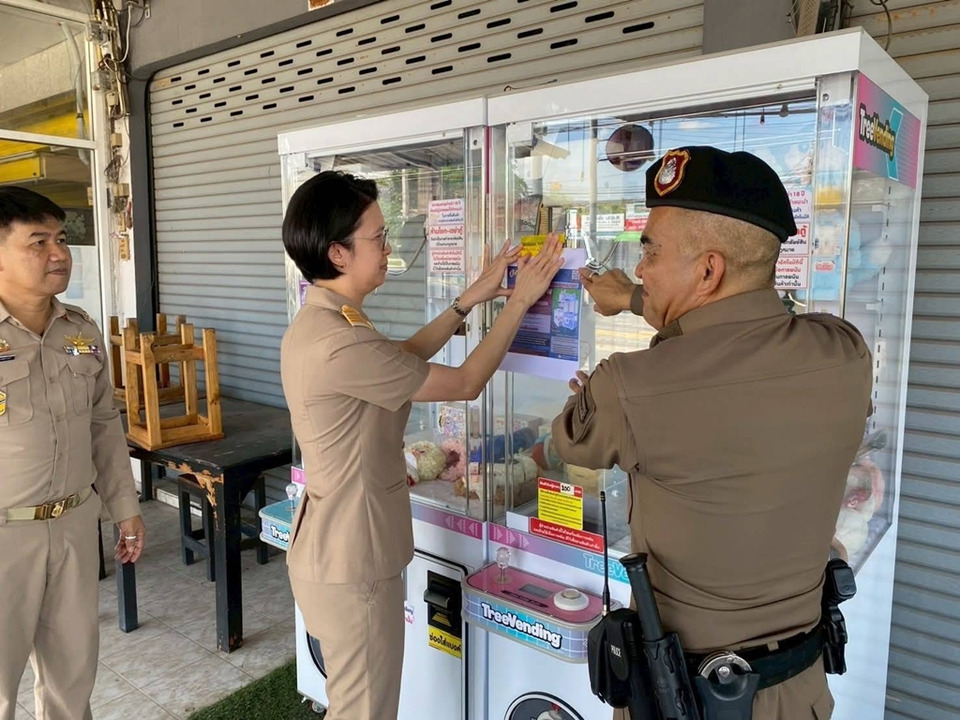 นอภ.นิคมพัฒนา สั่งลุยตรวจ “ตู้คีบตุ๊กตา” กลางเมือง ชี้เข้าข่ายพนัน เตือนผิดกฎหมาย