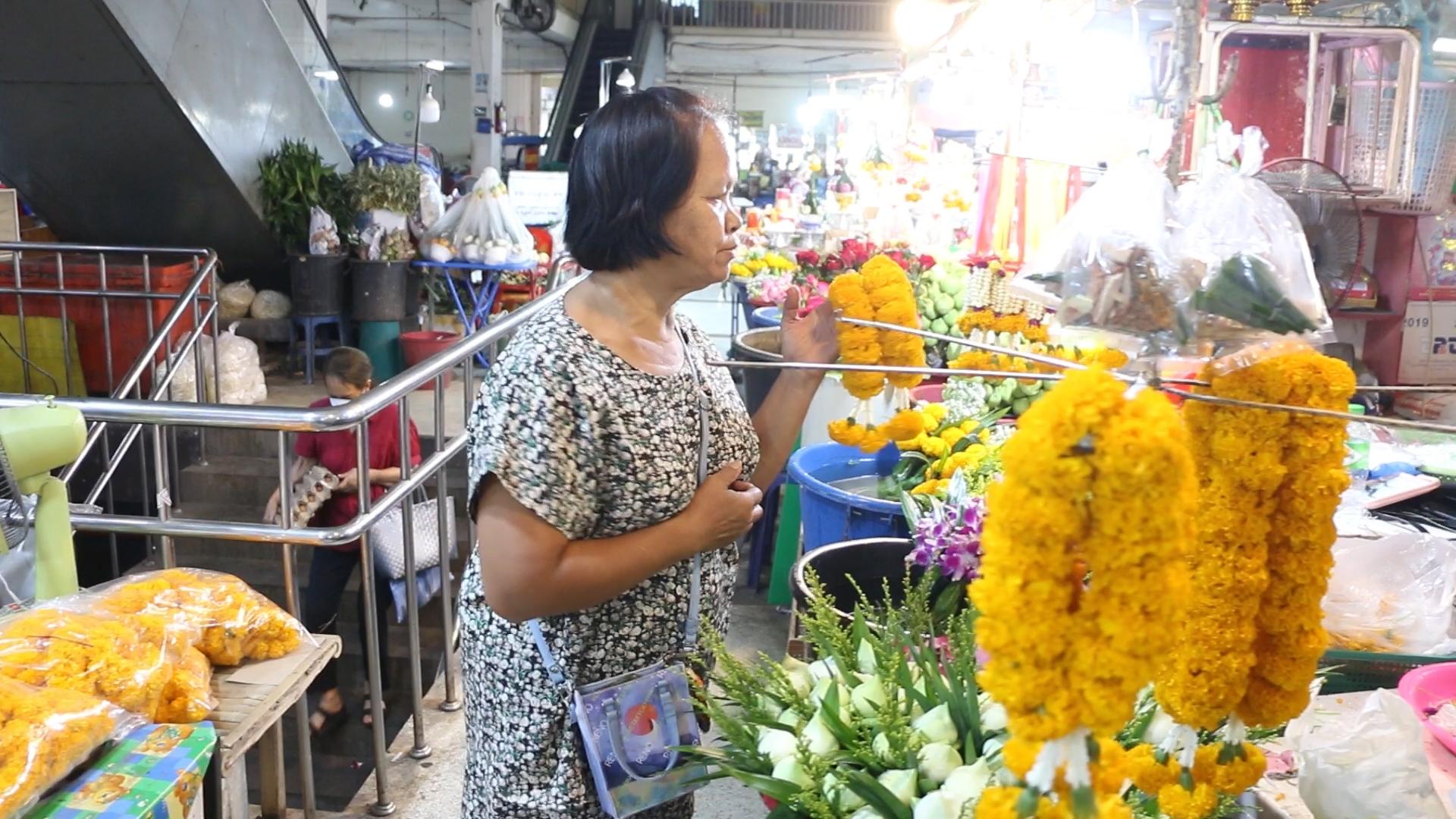 คนขอนแก่นแห่ซื้อดอกไม้ไหว้พระรับวันวิสาขบูชาคึกคัก ขณะที่ดอกดาวเรือง-กล้วยไม้ปรับราคาขึ้นเท่าตัว   