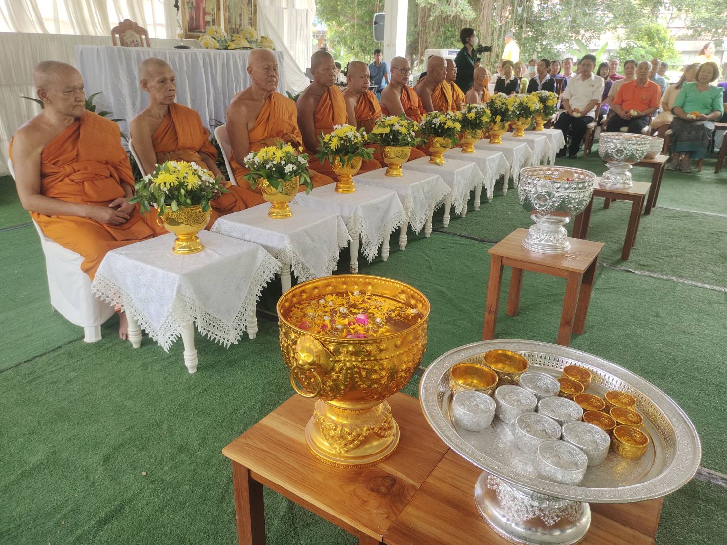 คณะสงฆ์จังหวัดชัยนาท จัดพิธีสรงน้ำพระเถรานุเถระ ในโอกาสกีปะชุมพระสังฆาธิการ ปี 2567