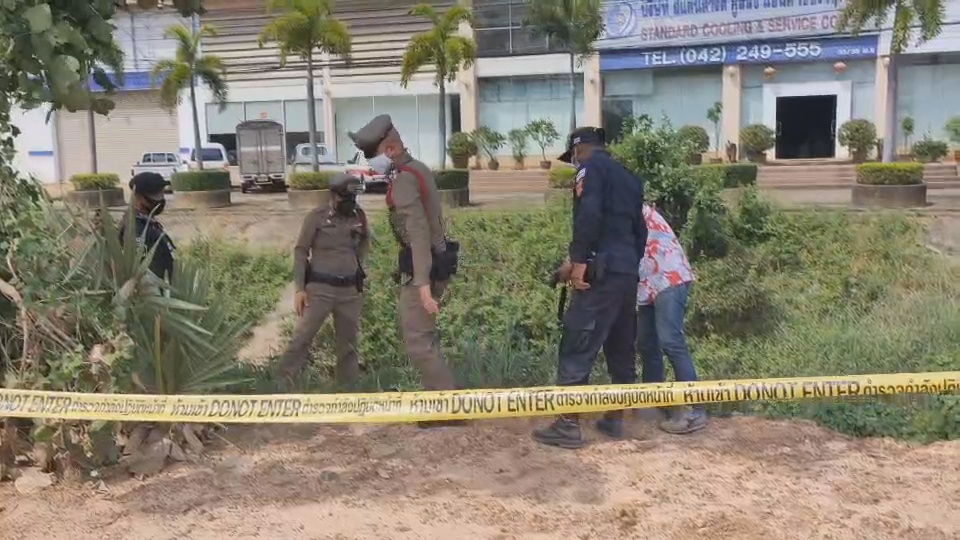 คนงานก่อสร้างถนนไปนั่งหลบแดด พบวัตถุต้องสงสัยนึกว่าเป็นลูกเปตอง จึงแจ้งเจ้าหน้าที่มาตรวจสอบ พบว่าเป็นระเบิด M40 