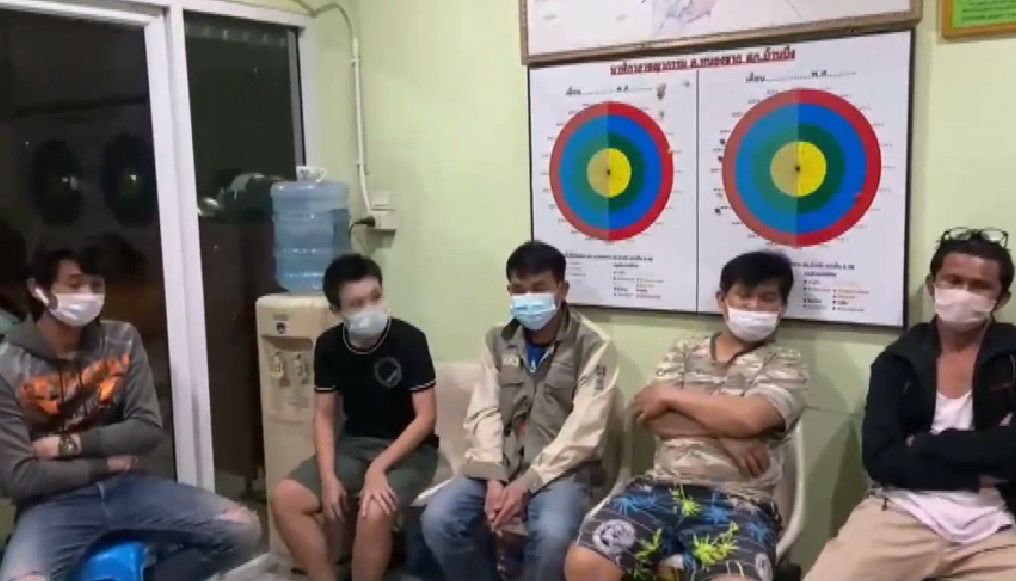 จับมั่วสุมลักลอบเล่นพนัน 5 คน พบฉี่ม่วง 2 ราย