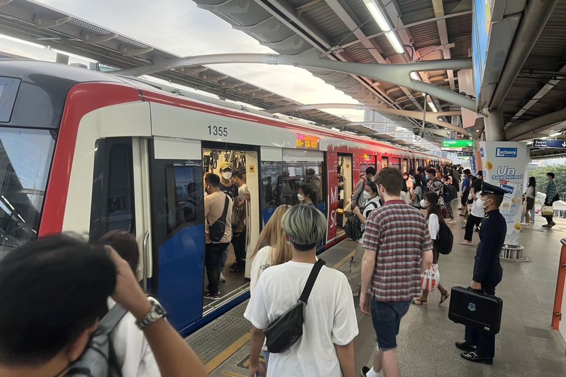 สงกรานต์วันแรก กรมการขนส่งทางรางเผยคนเดินทางทะลุ 1.1 ล้านคน