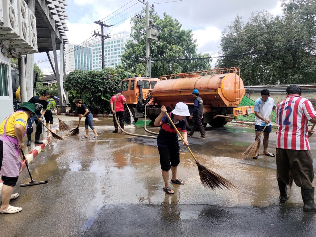 สชป.1 ระดมรถบรรทุกน้ำ เร่งฟื้นฟู ทำความสะอาดพื้นที่น้ำท่วมตำบลช้างคลาน