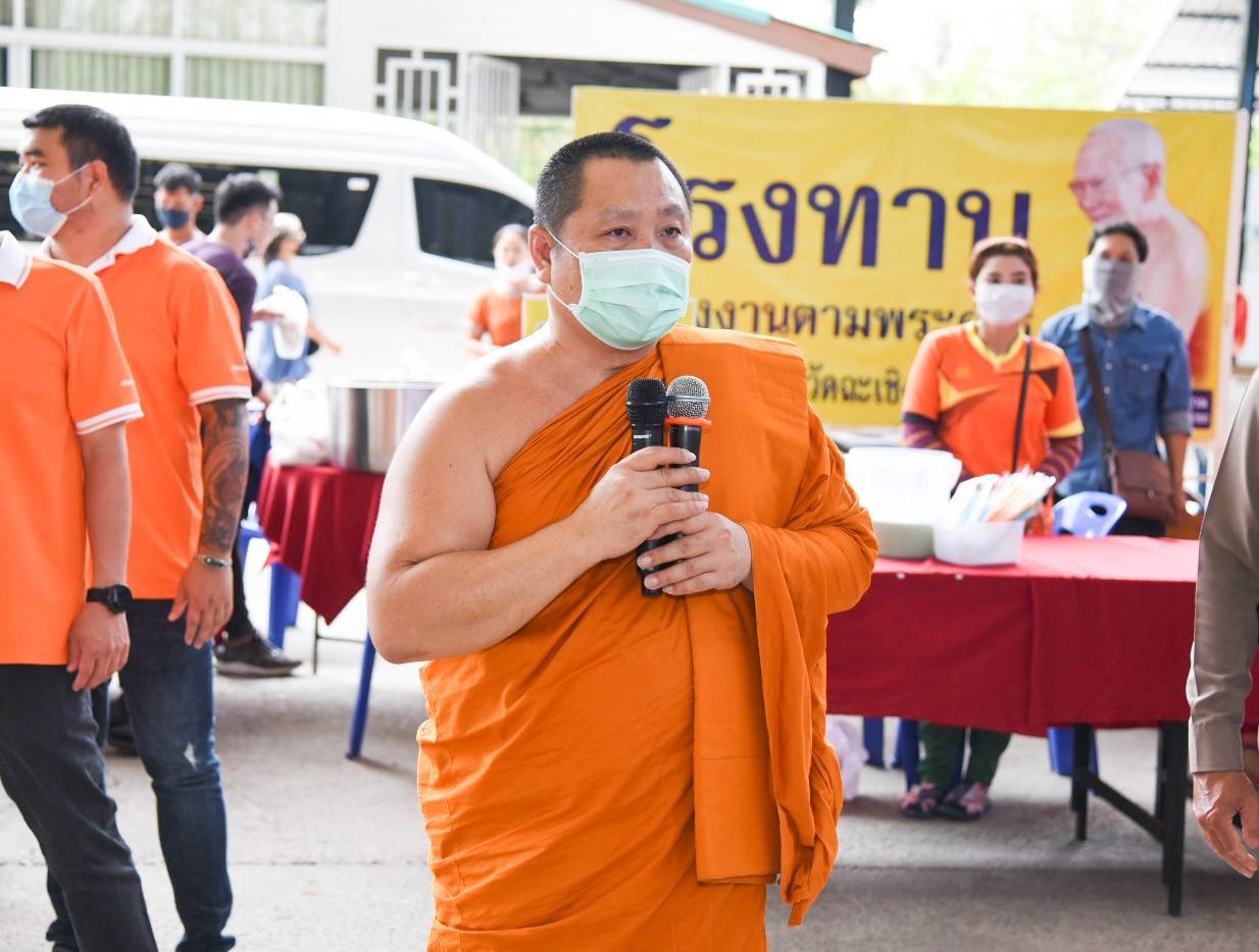 'วัดสมานรัตนาราม'ร่วมกับผู้มีจิตศรัทธา ออกโรงทานและแจกสิ่งของอุปโภคบริโภค ช่วยเหลือผู้ได้รับผลกระทบจากโควิด-19