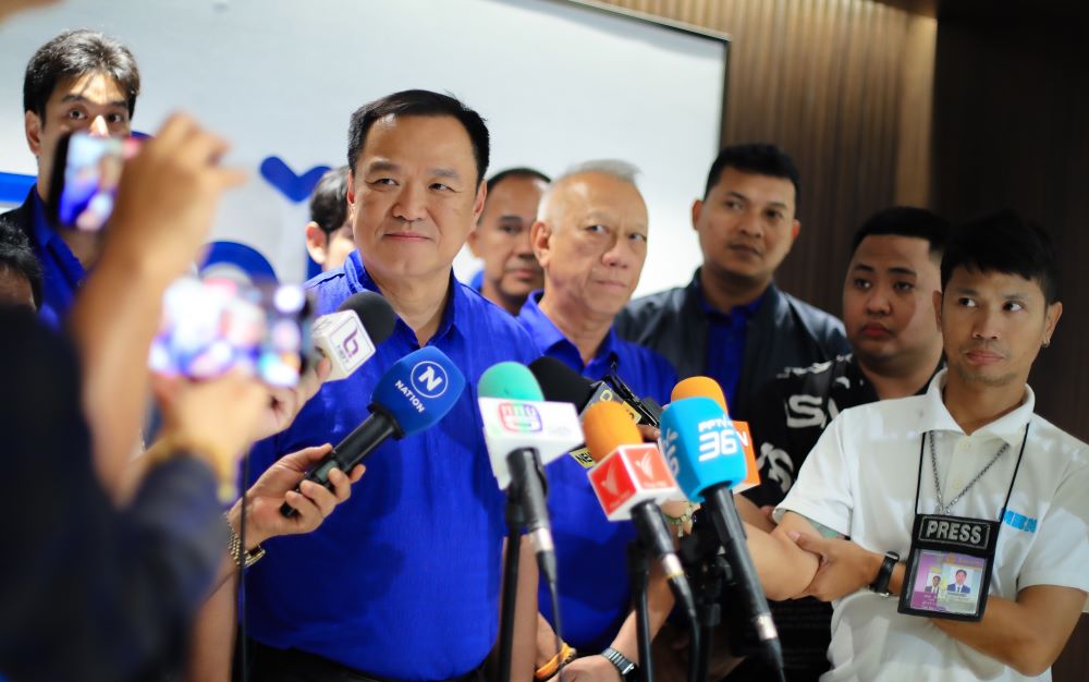 "อนุทิน" ยกรธน.แจง ! ยัน"ทักษิณ" สั่งการ "พรรค-รัฐบาล" ไม่ได้ ชี้แค่แชร์ประสบการณ์ ยัน "รัฐบาลผสม" ทำงานร่วมกัน ไม่มีระบอบไหน