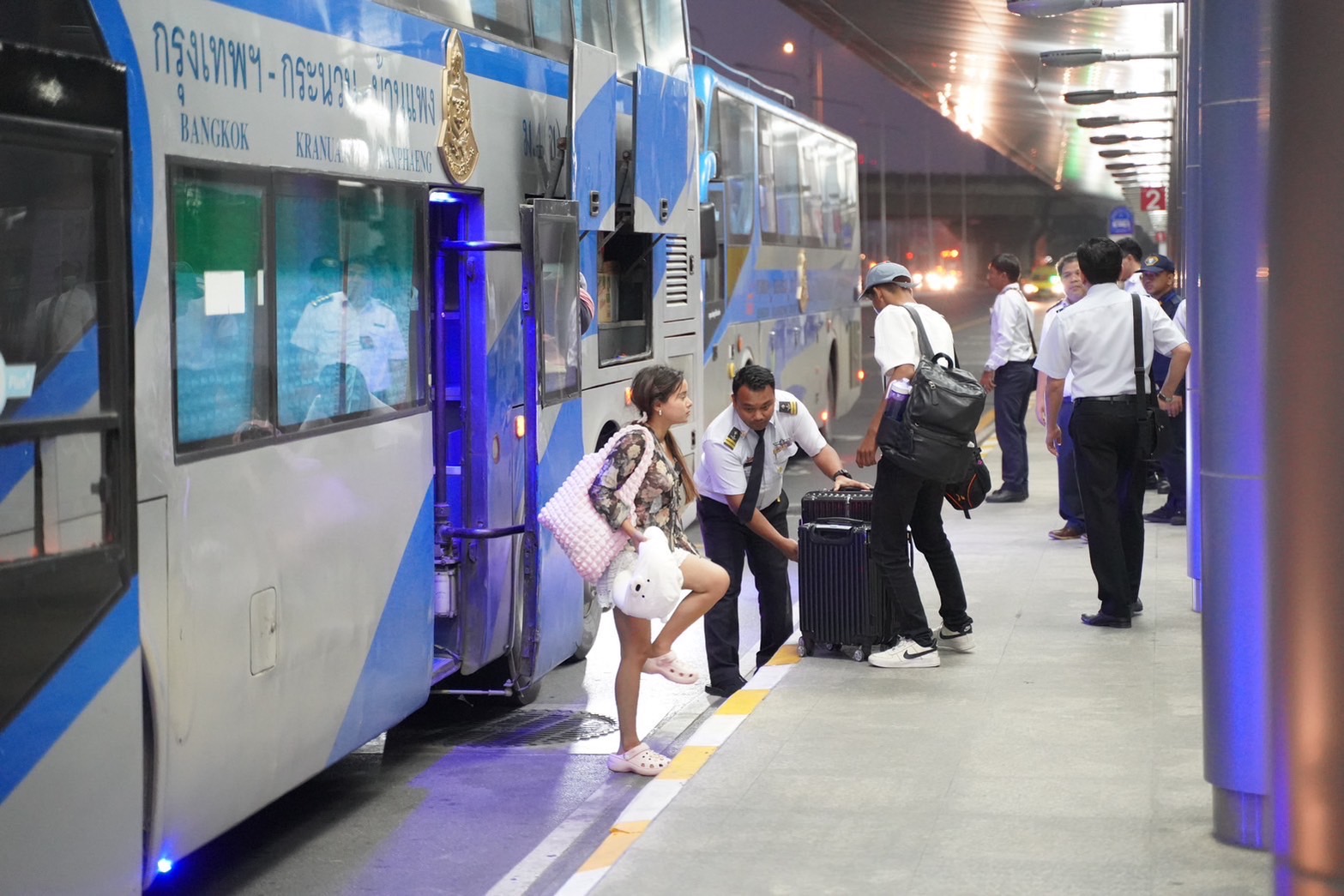 “สุรพงษ์” กำชับ บขส. จัดรถโดยสาร–พนง.ขับรถ ดูแลปชช.กลับกรุงเทพฯ หลังฉลองสงกรานต์ 15-17 เม.ย.นี้ คาดเดินทางวันละแสนคน 