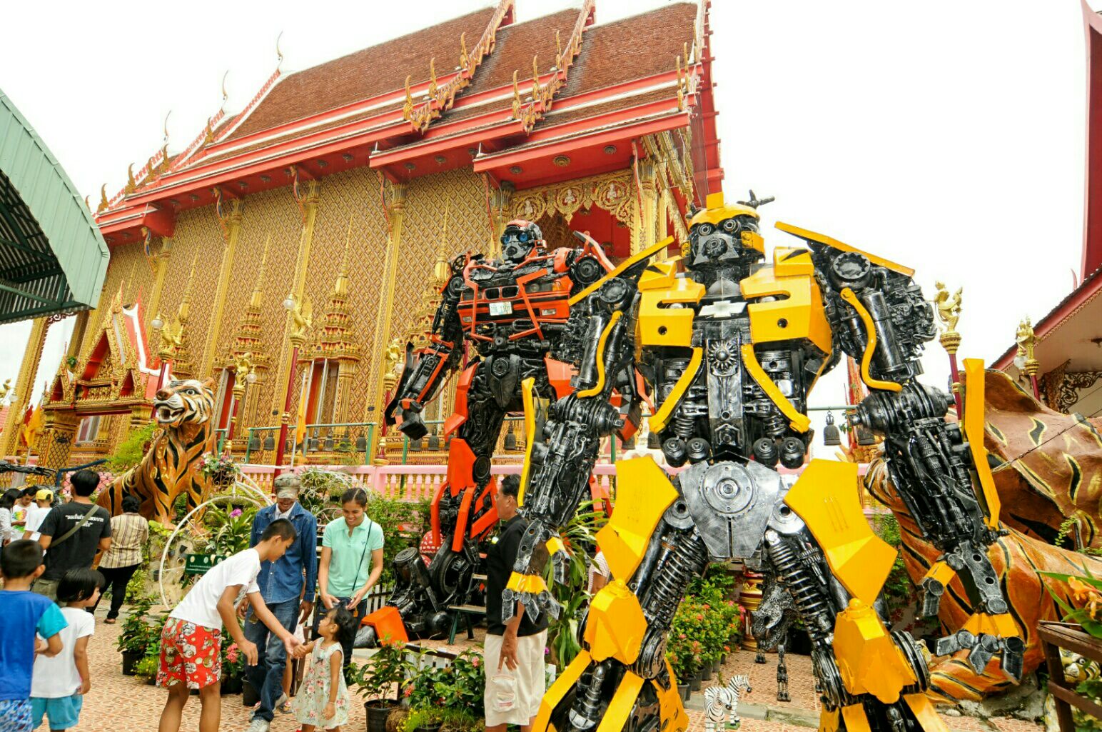 พุทธศาสนิกชนแห่ทำบุญวันเข้าพรรษาวัดตะเคียนทึ่งหุ่นยนต์ทรานส์ฟอร์เมอร์ 