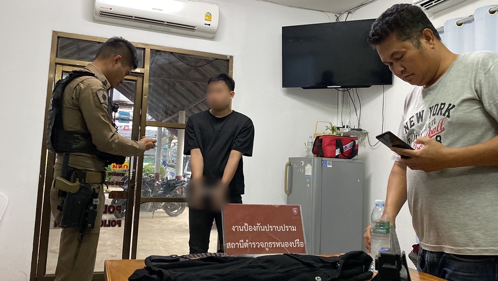 ตร.หนองปรือ จับหนุ่มนักร้องผับดังพัทยา ขับเก๋งตระเวนลักทรัพย์ พบมีหมายจับค้างเก่า อ้างไม่รู้