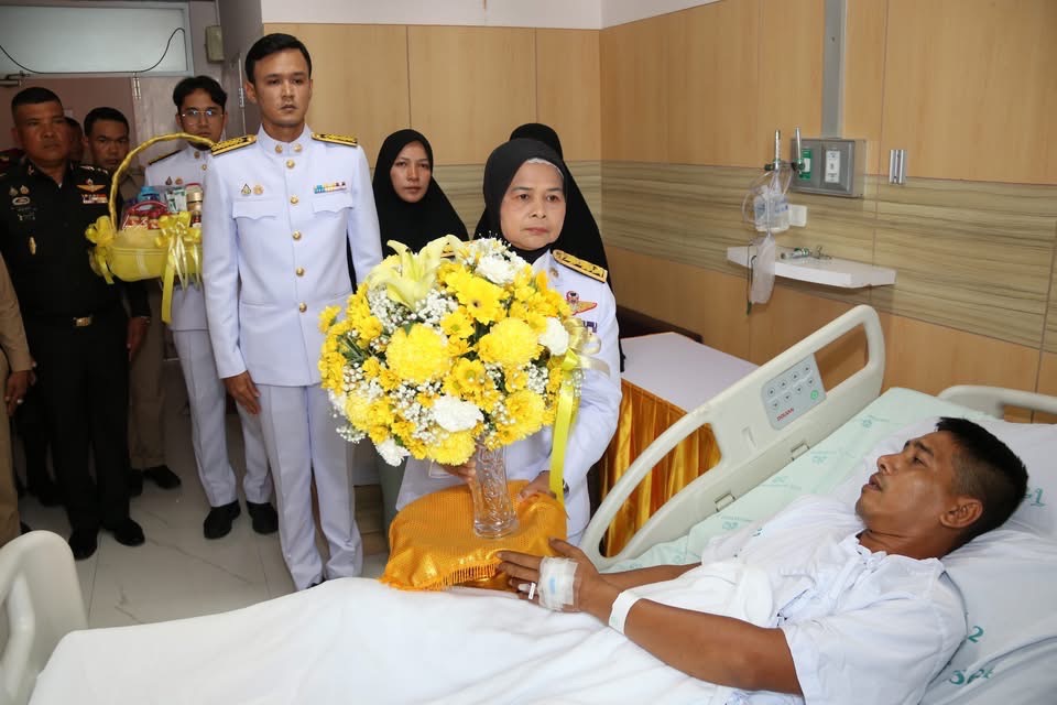 ผู้ว่าฯปัตตานี  เชิญดอกไม้และตะกร้าสิ่งของพระราชทานไปมอบแก่ สมาชิกกองอาสารักษาดินแดน ชุดคุ้มครองตำบลดอนทราได้รับบาดเจ็บจากคนร้ายใช้อาวุธปืนยิงใส่ 