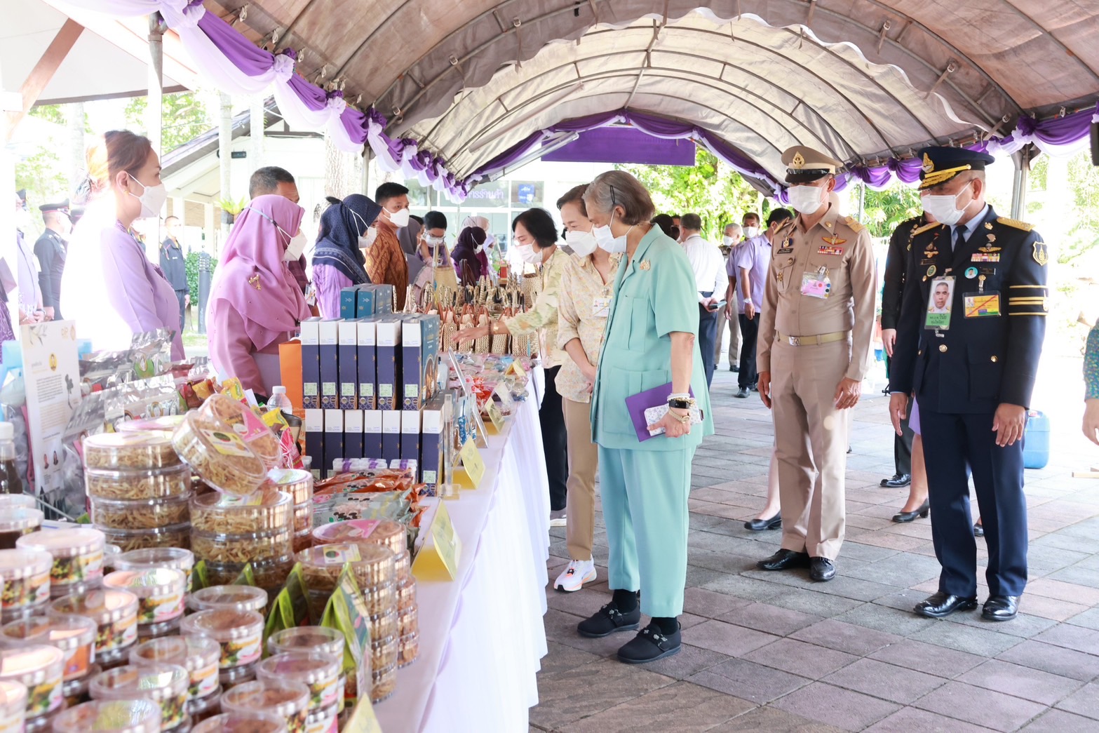 สมเด็จพระกนิษฐาธิราชเจ้าฯเสด็จทอดพระเนตรกิจกรรมในศูนย์ศึกษาการพัฒนาพิกุลทองฯเป็นการส่วนพระองค์