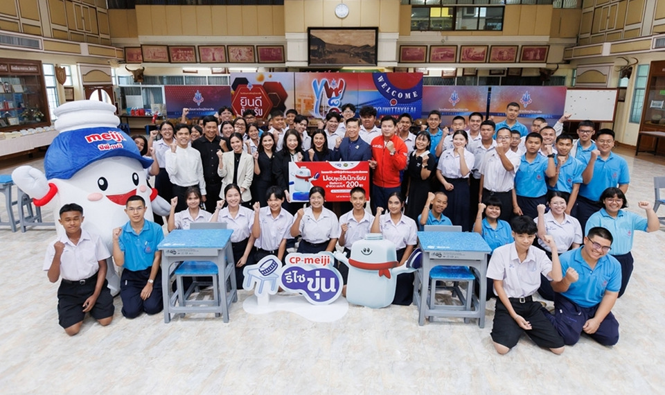 6 ล้านฝานมเมจิไม่ลงถังขยะ! รีไซเคิลเป็นโต๊ะเรียน 200 ชุด ช่วยโรงเรียนหาดใหญ่หลังน้ำท่วม