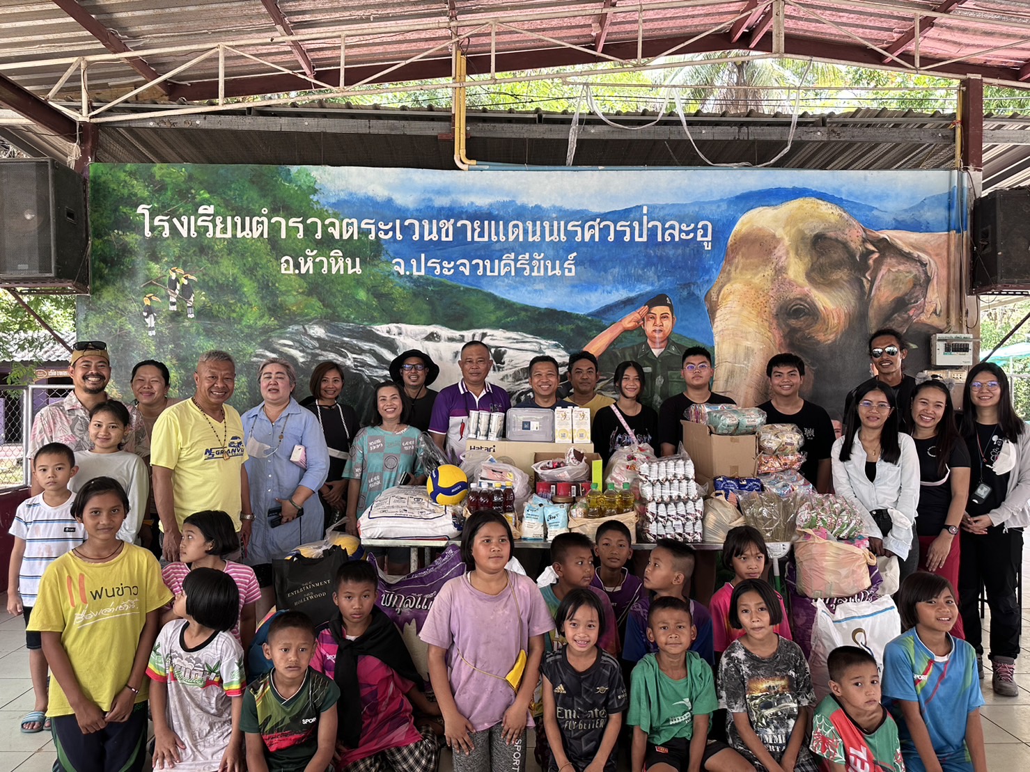 ส.ผู้สื่อข่าวกีฬาออนไลน์ มอบอุปกรณ์กีฬาให้ รร.ตำรวจตระเวณชายแดนนเรศวรป่าละอู