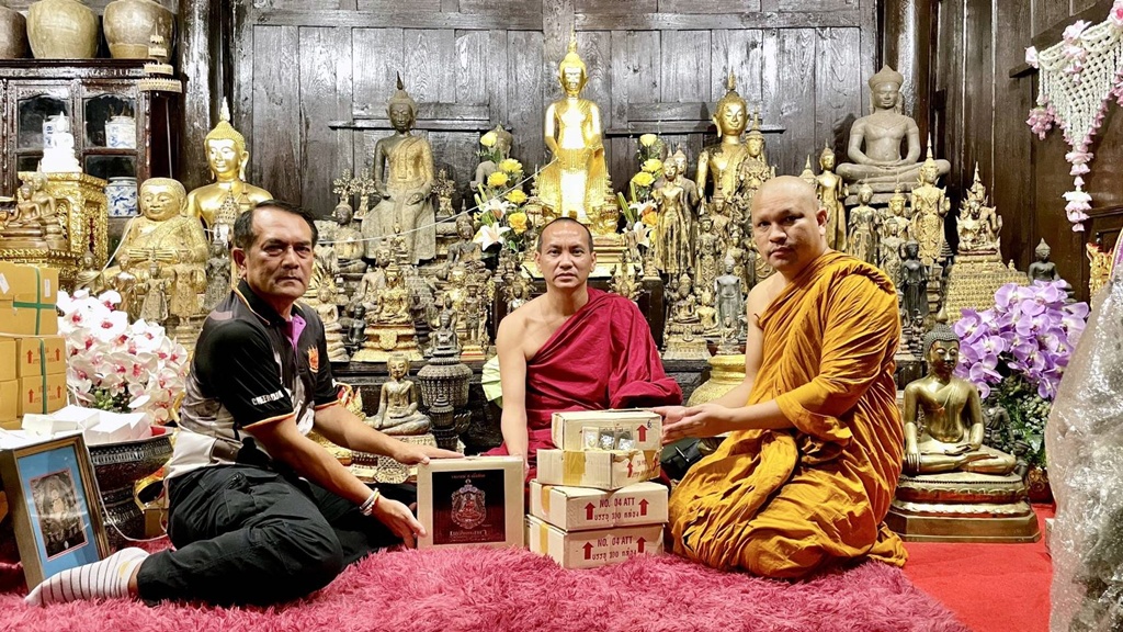 "หลวงพี่ต่อ" ร่วมส่งกำลังใจให้ทหาร นำสิ่งของมอบสนับสนุนในการปกป้องอธิปไตย
