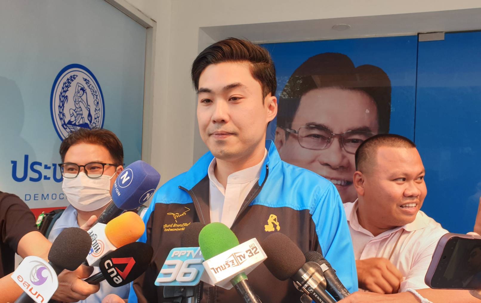 “พงศกร” แจงร่วมปชป. ชี้เป็นสถาบันการเมือง ยันแม้อยู่คนละพรรคกับพ่อ แต่ไม่มีปัญหา 