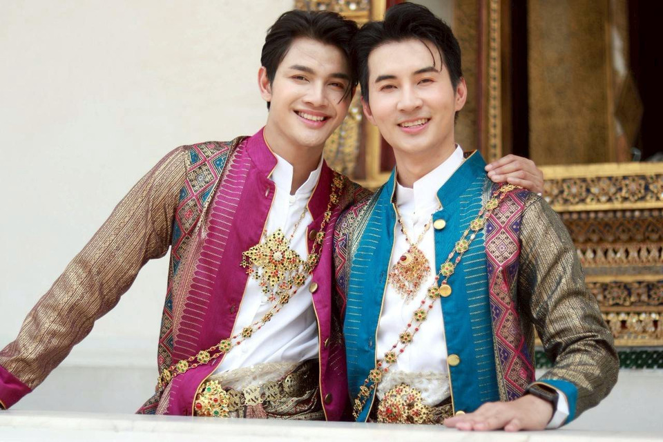“เล้ง-แสตมป์” ทำใจถูกมองพระเอกวายเกรดล่าง แต่ภูมิใจได้ฉายา “คู่จิ้นโอทอป” ขับเคลื่อน Soft Power ไทยผ่านผ้าไทย