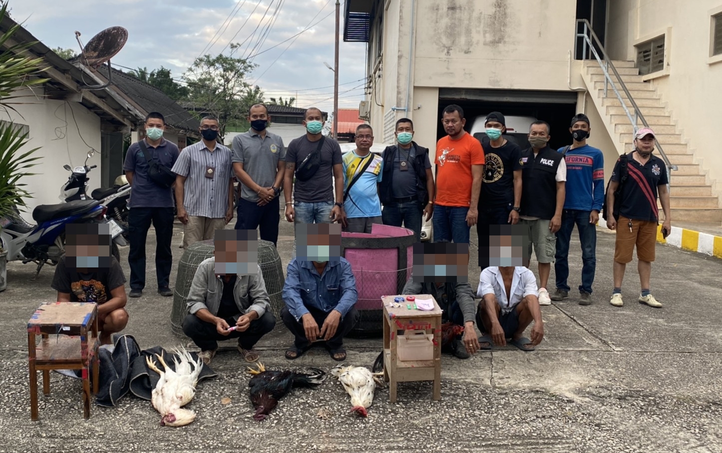บุกจับลักลอบเล่นพนันชนไก่ฝ่าฝืน พรก.ฉุกเฉิน รวบ 5 คน พร้อมของกลาง   