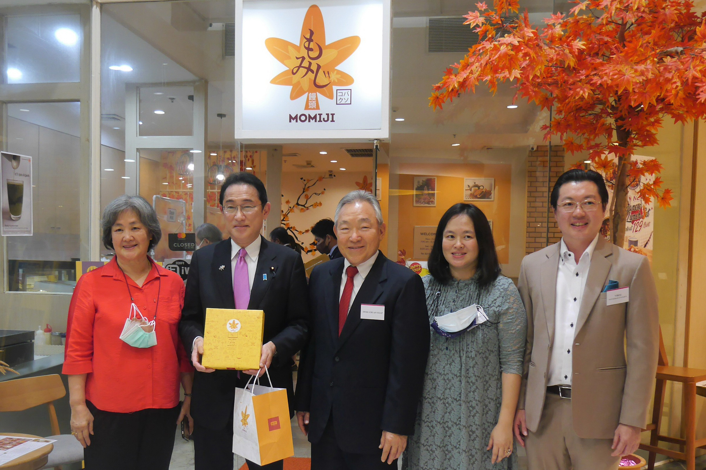 นายกรัฐมนตรีญี่ปุ่นเยี่ยมชมกิจการร้านขนมโมมิจิมันจูแห่งแรกและแห่งเดียวในประเทศไทย