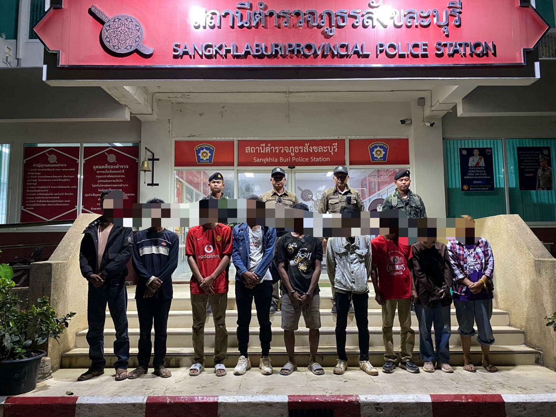 จับอีกแล้ว หนุ่มสังขละบุรี ขับกระบะซุก 8 เมียนมาเถื่อน เตรียมนำไปลงเรือหลังบ้านดงสัก สารภาพได้ค่าหัวคนละ 600 บาท